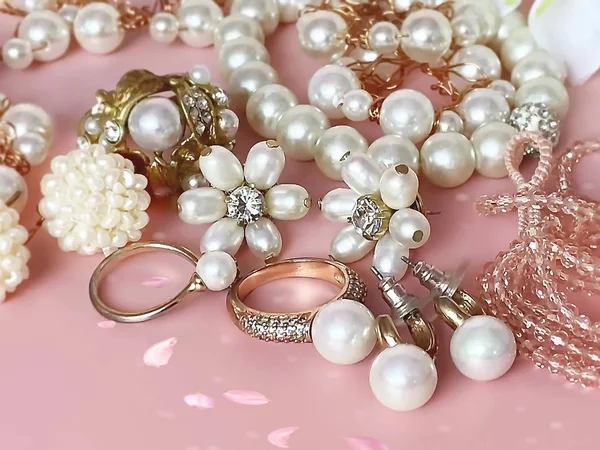 Ékszerek Arany Fehér Gyöngy Gyűrűk Fülbevaló Karkötő Rózsaszín Háttér Fehér — Stock Fotó