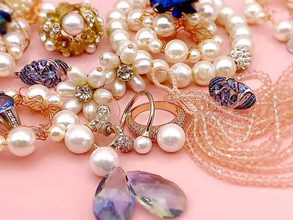 Κοσμήματα Χρυσό Λευκό Μαργαριτάρι Μπλε Πέτρες Δαχτυλίδια Σκουλαρίκια Βραχιόλι Ροζ — Φωτογραφία Αρχείου