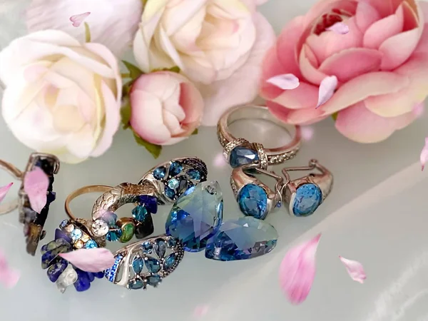 Sieraden Gouden Ringen Oorbellen Blauw Kristal Steen Met Rode Roze — Stockfoto