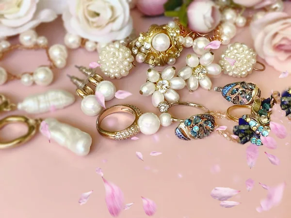 珠宝背景金白色珍珠戒指耳环手镯蓝色水晶石配以红玫瑰和粉红玫瑰花 时尚女性配饰 — 图库照片