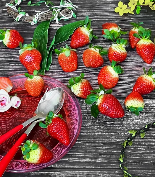 Erdbeere Und Scheiben Auf Weißem Hintergrund Blumen Roter Tasse Und — Stockfoto