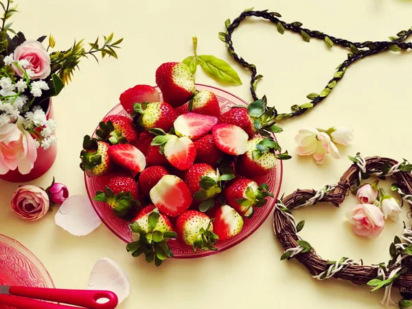 Erdbeeren Und Scheiben Auf Weißem Grund Blumen Roter Tasse Und — Stockfoto