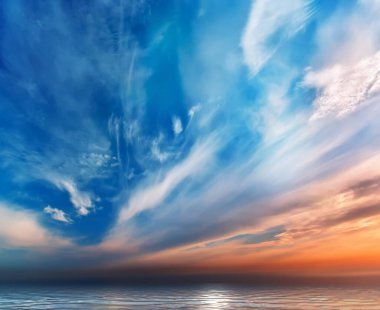 Mavi pembe günbatımı denizde, yaz mavi bulutlar gökyüzünde doğa arka plan manzarası 