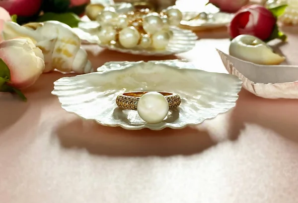 Schmuck Gold Weiße Perle Muschel Luxus Glamour Mode Modeschmuck Rosen — Stockfoto