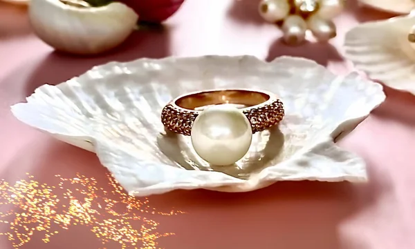 Vita Pärlor Smycken Med Snäcka Och Rosa Rosor Rosa Mode — Stockfoto