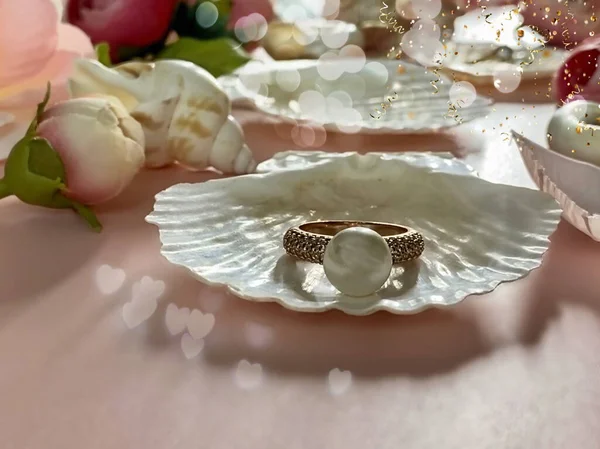 Perły Muszla Biżuteria Tło Złoto Biały Perłowy Pierścień Kolczyki Bransoletka — Zdjęcie stockowe