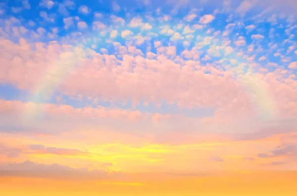 Regenbogen Bei Sonnenuntergang Rosa Und Blauer Himmel Flauschige Wolken Skyline — Stockfoto