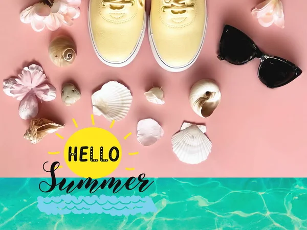 Summer Relax Time Sneakers Gelbe Schuhe Muschel Und Blumen Auf — Stockfoto