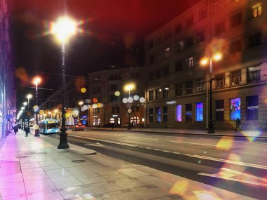 Saint Petersburg gece caddeleri, insanlar yürüyor, akşam ışığı bulanık, karanlık pencereli binalar vitrinler, Rusya 'da tatil gezisi