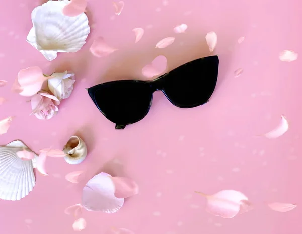 Модні Чорні Сонцезахисні Окуляри Квітковому Рожевому Фоні — стокове фото