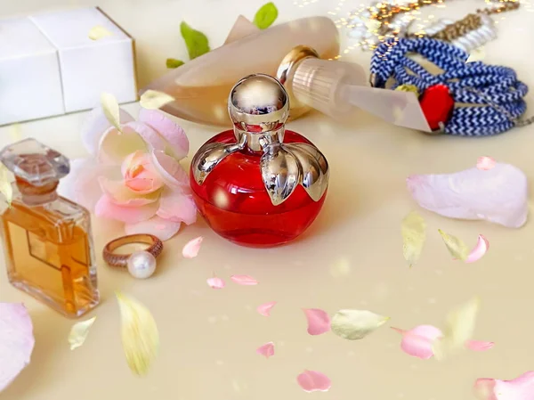 Parfum Fles Collectie Rood Geel Met Bloemen Bloemblaadje Witte Achtergrond — Stockfoto