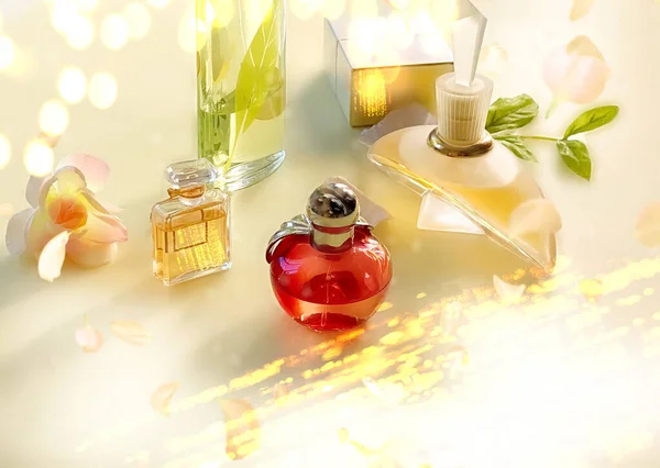 Butelka Perfum Czerwono Żółta Kolekcja Szkła Kwiatami Białym Złotym Tle — Zdjęcie stockowe