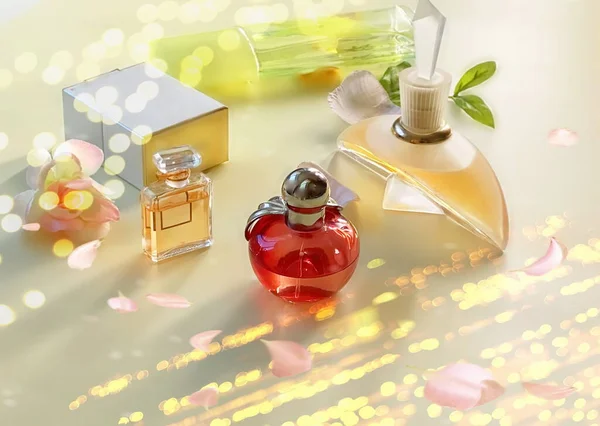 Parfümflasche Rot Und Gelb Glas Kollektion Mit Blütenblatt Auf Weißem — Stockfoto