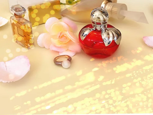 Bouteille Parfum Verre Rouge Avec Des Fleurs Pétales Sur Fond — Photo