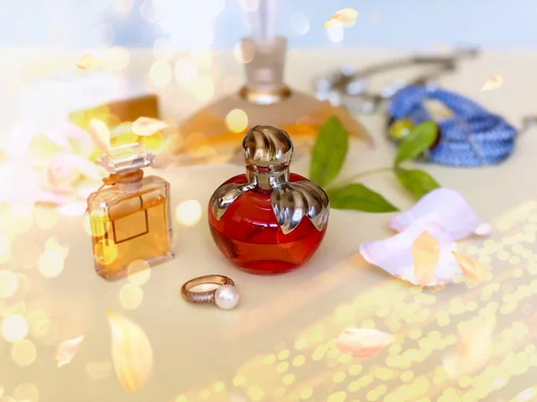 Botella Perfume Vidrio Rojo Con Pétalo Flores Sobre Fondo Oro — Foto de Stock