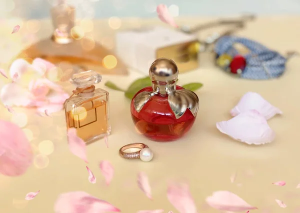 Parfümflasche Rotes Glas Mit Blütenblatt Auf Weißem Gold Hintergrund Frauen — Stockfoto