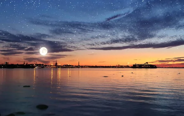 Sunset Tallinn Ciudad Vieja Panorama Noche Estrellada Luna Cielo Noche — Foto de Stock