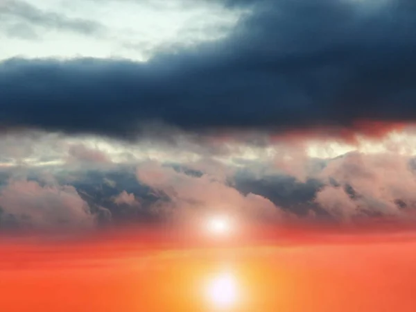 金ピンク日没夏の自然背景美しい太陽と空スカイラインの夕日の雲自然ピンク黄色青の色 — ストック写真