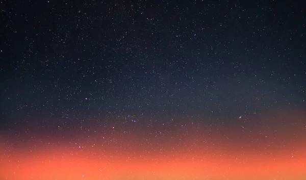 星空とオレンジの夕日夏の夜曇りの海自然背景天気予報 — ストック写真