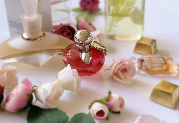 Botella Perfume Vidrio Rojo Con Pétalo Flores Sobre Fondo Oro —  Fotos de Stock