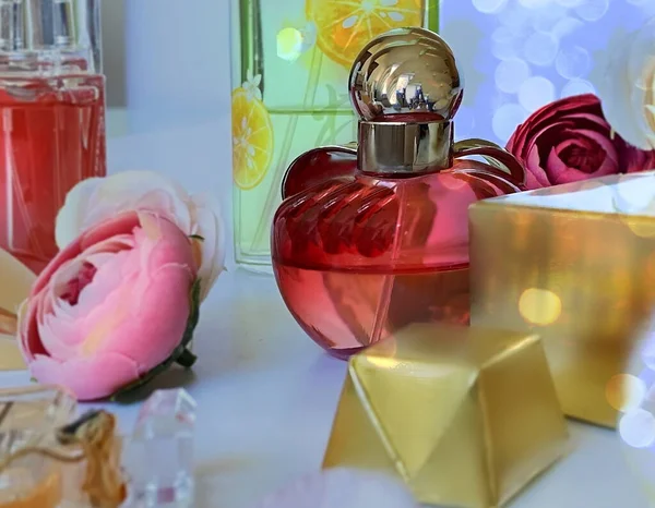 Bouteille Parfum Verre Rouge Avec Des Fleurs Pétales Sur Fond — Photo