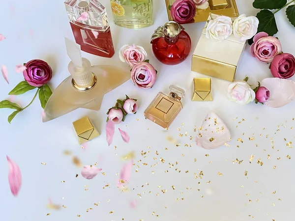 Parfum Fles Rood Glas Met Bloemen Bloemblaadje Wit Goud Achtergrond — Stockfoto