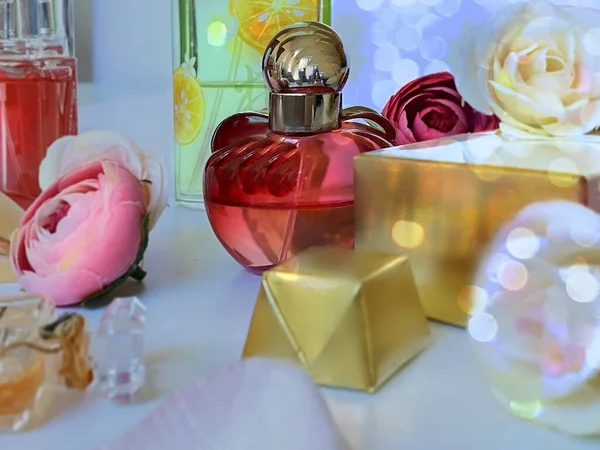 Botella Perfume Vidrio Rojo Con Pétalo Flores Sobre Fondo Oro —  Fotos de Stock