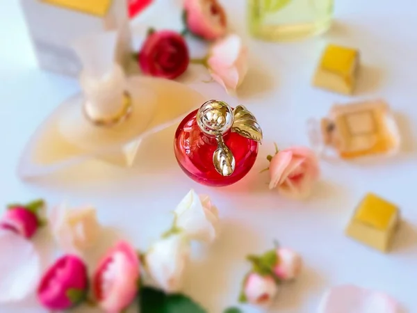 Parfümflasche Rotes Glas Mit Blütenblatt Auf Weißem Gold Hintergrund Frauen — Stockfoto