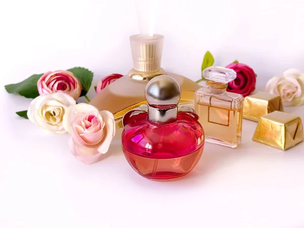 Fragancia Perfume Botella Rojo Amarillo Vidrio Con Pétalo Flores Sobre — Foto de Stock