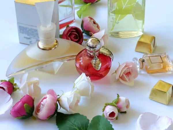 Perfum Perfum Butelka Czerwony Żółty Szkło Kwiatami Płatek Białym Złotym — Zdjęcie stockowe