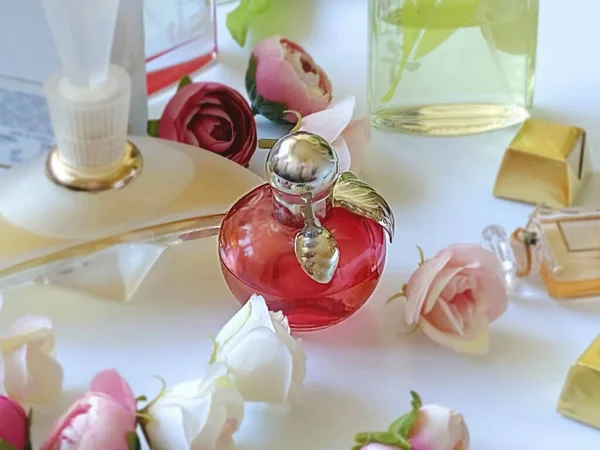 Parfum Fles Rood Geel Glas Met Bloemen Bloemblaadje Wit Gouden — Stockfoto