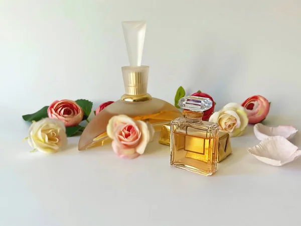 Fragrance Perfume Bottle Red Yellow Glass Flowers Petal White Gold — Stock Photo, Image