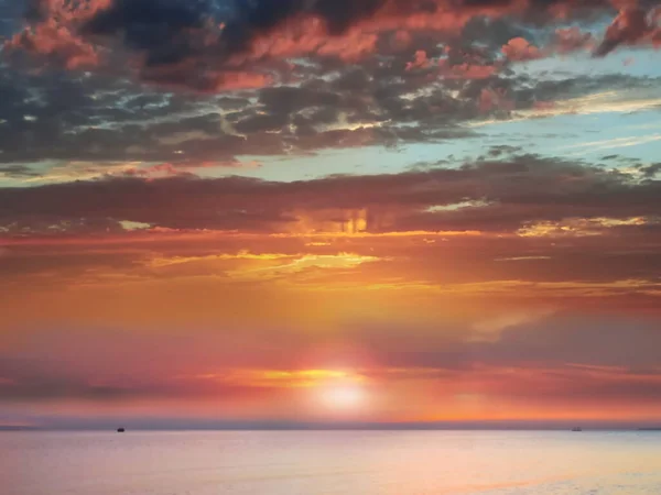 Zonsondergang Achtergrond Zon Blauwe Hemel Zonlicht Zee Pluizige Wolken Skyline — Stockfoto