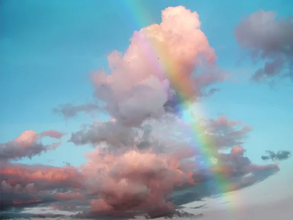 Sonnenuntergang Und Bunte Regenbogen Bei Blau Flauschig Bewölkten Himmel Schöne — Stockfoto