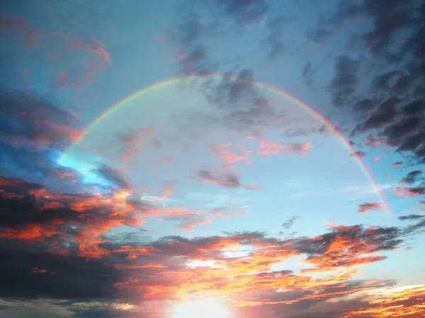 Sonnenuntergang Und Bunte Regenbogen Bei Blau Flauschig Bewölkten Himmel Schöne — Stockfoto