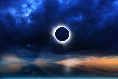 Dolunay gökyüzünde bulutlu mavi gökyüzünde pembe yaz günbatımında doğa, destansı, dramatik gökyüzü, hava tahmini 