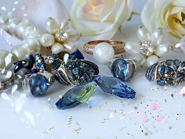 Μπλε Κρύσταλλο Και Λευκό Μαργαριτάρι Κοσμήματα Χρυσά Ασημένια Δαχτυλίδια Μπλε — Φωτογραφία Αρχείου