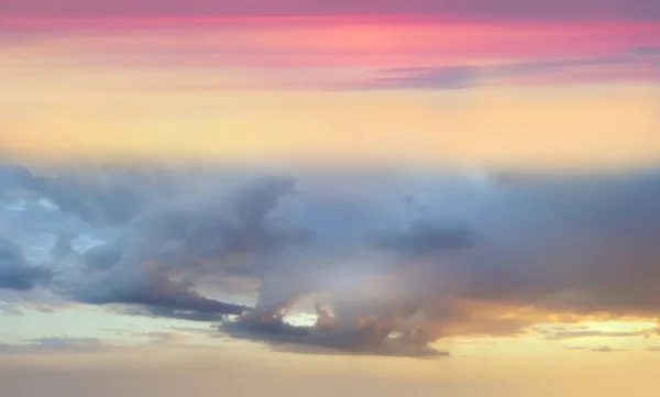 夕日の背景 青空の太陽 海の日差し スカイラインのふわふわの雲 自然ピンク黄色のパステルカラーの自然 — ストック写真