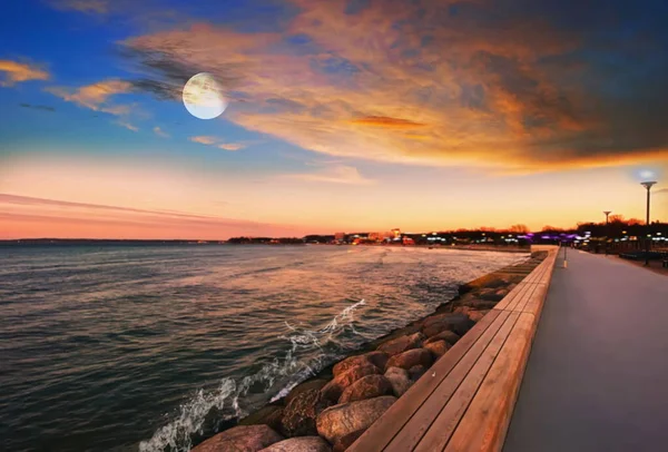 Morze Zachód Słońca Kolorowe Wieczorne Niebo Księżyc Zachmurzonym Niebie Światło — Zdjęcie stockowe