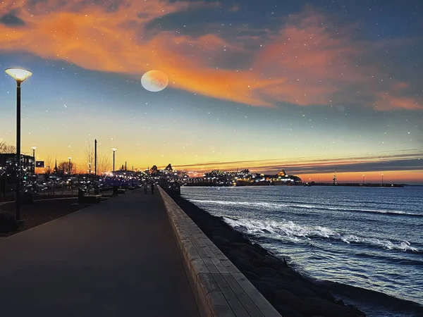 Zachód Słońca Bulwar Nad Morzem Księżyc Gwiaździste Niebo Ludzie Spacerujący — Zdjęcie stockowe