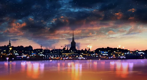 Ufuktaki Tallinn silueti panorama Eski şehir, yıldızlı gökyüzünde deniz batımı gece bulutlu gökyüzü akşam ışığı yansıması deniz suyunun altın rengi yaz günbatımı şehri, Estonya Baltık arka planı 