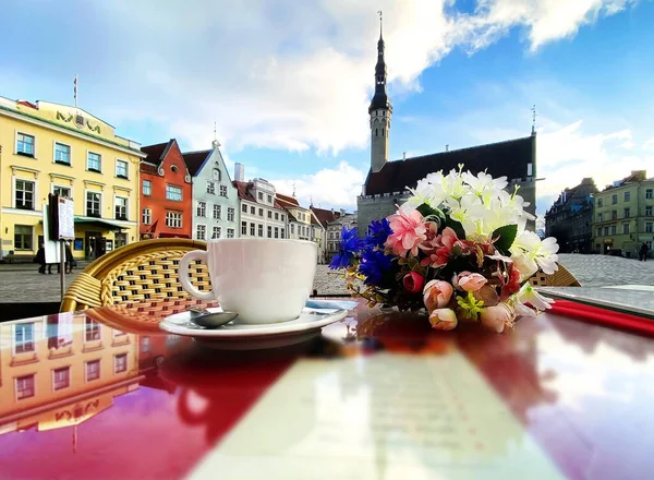 Città Primaverile Tallinn Vecchia Piazza Del Municipio Tazza Caffè Sulla — Foto Stock