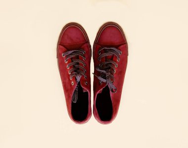 spor ayakkabısı kadınlar için doğal süet deri, bahar koleksiyonu marka ayakkabılar leylak, kırmızı, yeşil, sarı, mavi, gri, pembe kolaj pankartı 