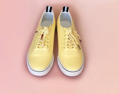  Kadın aksesuarları Avro para çantalı kırmızı cüzdan güneş gözlükleri, telefon ve aroma parfümü mavi arka planda moda işi geçmişi 