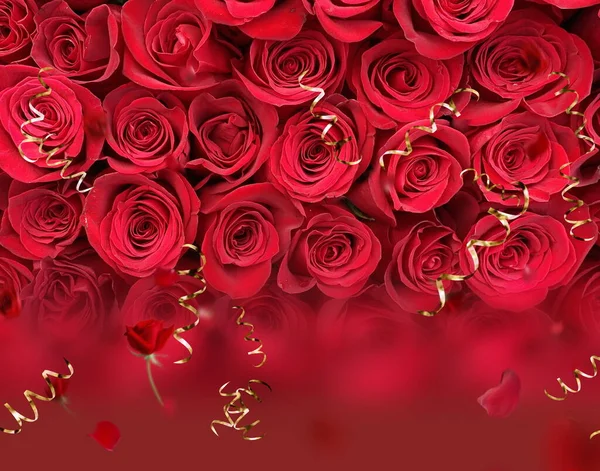 Świąteczne Czerwone Róże Tło Złotymi Elementami Pudełkiem Prezentów Szablon Kartki — Zdjęcie stockowe