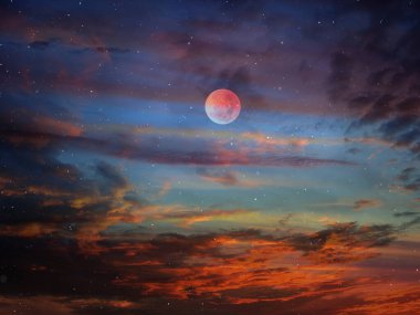 Dolunay, mavi gökyüzünde ay, yaz mevsiminde gün batımı, deniz, mavi deniz yansıması, ay ışığı, mavi arka plan. 