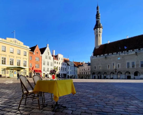 Tallinn Vecchio Municipio Piazza Tabella Caffè Strada Vuota Città Quarantena — Foto Stock