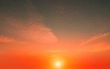 turuncu gün batımı pembe ve mavi gökyüzü, kabarık bulutlar gökyüzü güzel manzara arka plan yaz