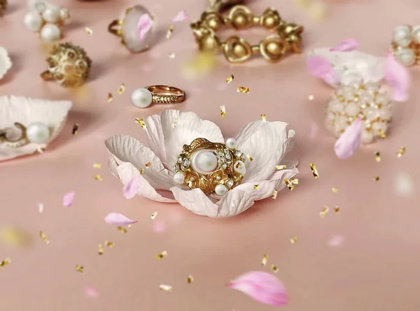 Ékszerek Fehér Gyöngy Arany Gyűrűk Fekete Alapon Rózsaszín Opál Kagyló — Stock Fotó