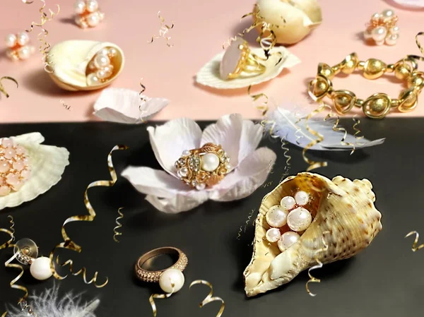White Pearl Gold Jewelry Gift Box Pink Roses Petal Seashell — Stock Photo, Image